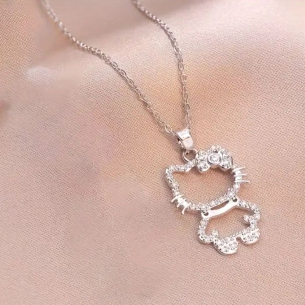 Elegant kitty charm necklace